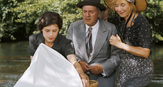 Patricia (Astrid Berg&egrave;s-Frisbey),
her father (Daniel Auteuil), and
Nathalie (Marie-Anne Chazel) in a scene from The Well-Digger's Daughter.